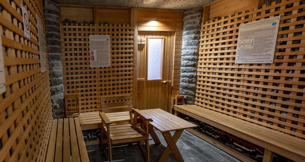Hotel Turist Pucioasa Buitenkant foto