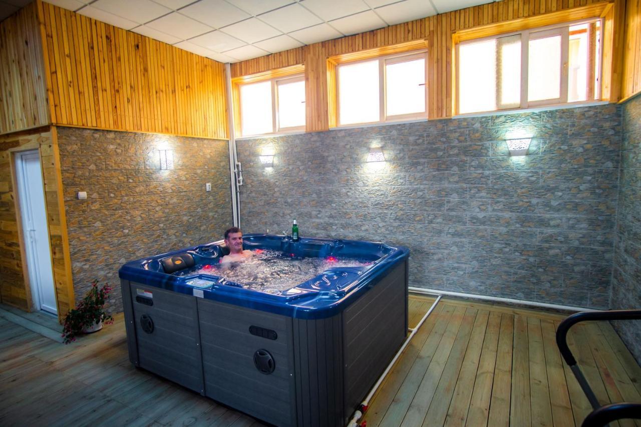 Hotel Turist Pucioasa Buitenkant foto