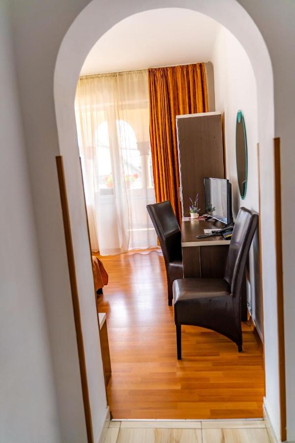 Hotel Turist Pucioasa Buitenkant foto