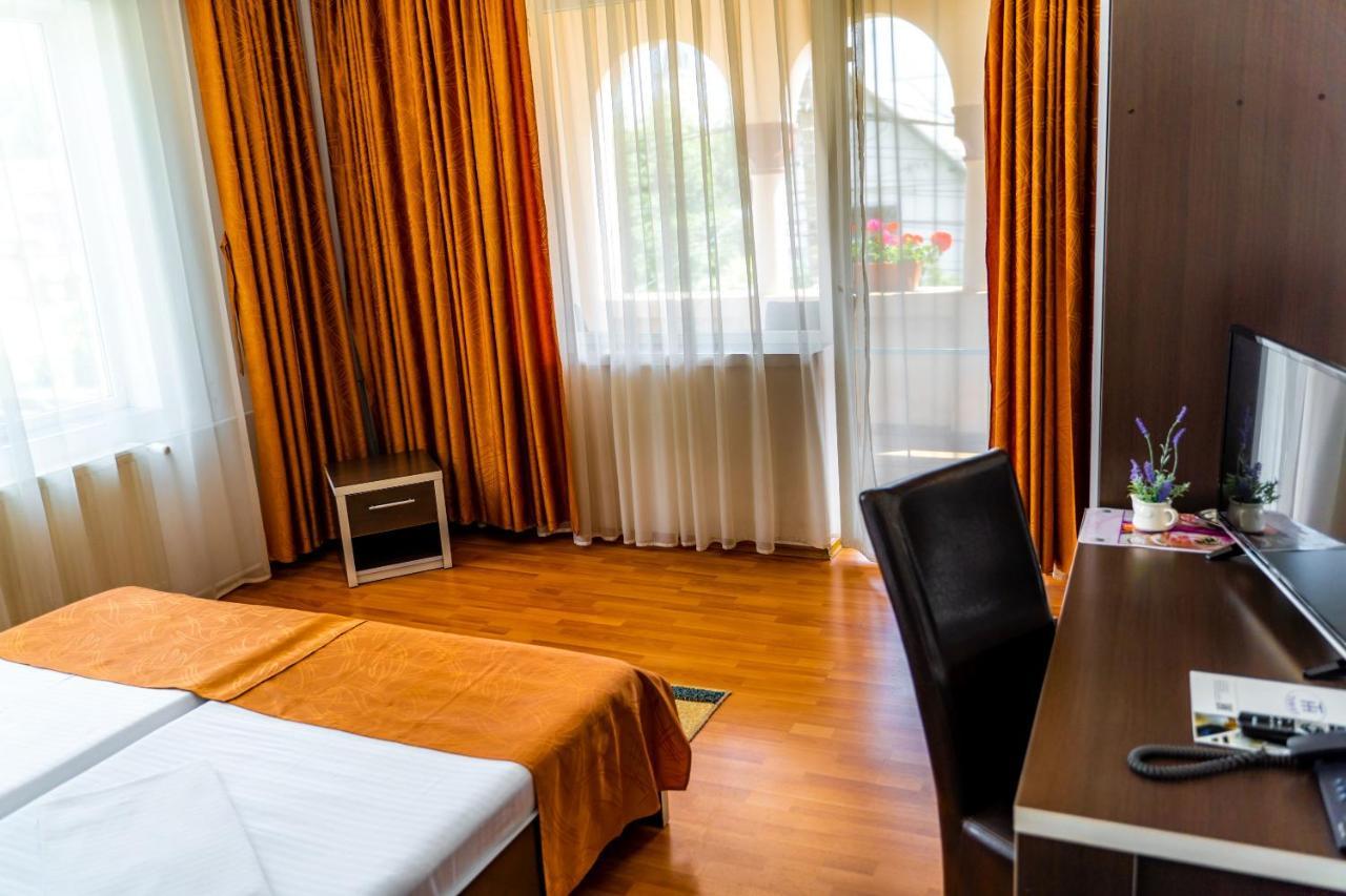 Hotel Turist Pucioasa Buitenkant foto