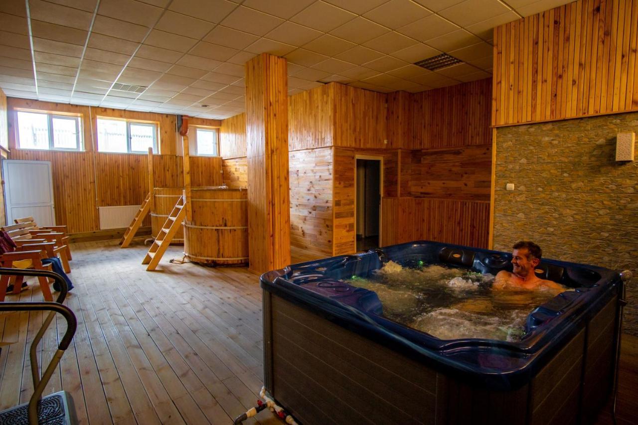 Hotel Turist Pucioasa Buitenkant foto