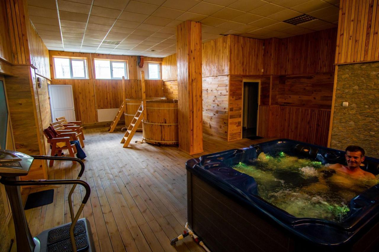 Hotel Turist Pucioasa Buitenkant foto