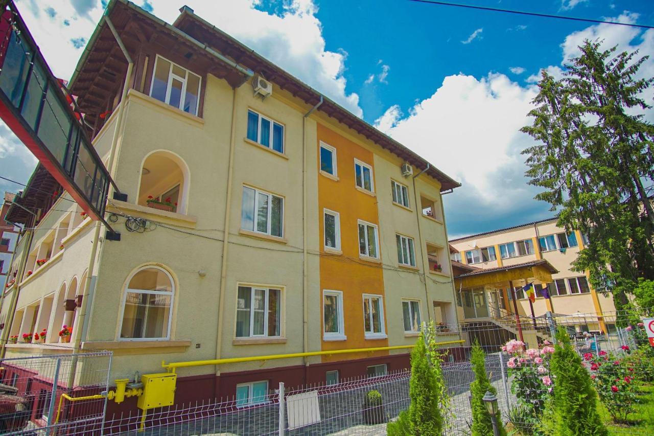 Hotel Turist Pucioasa Buitenkant foto