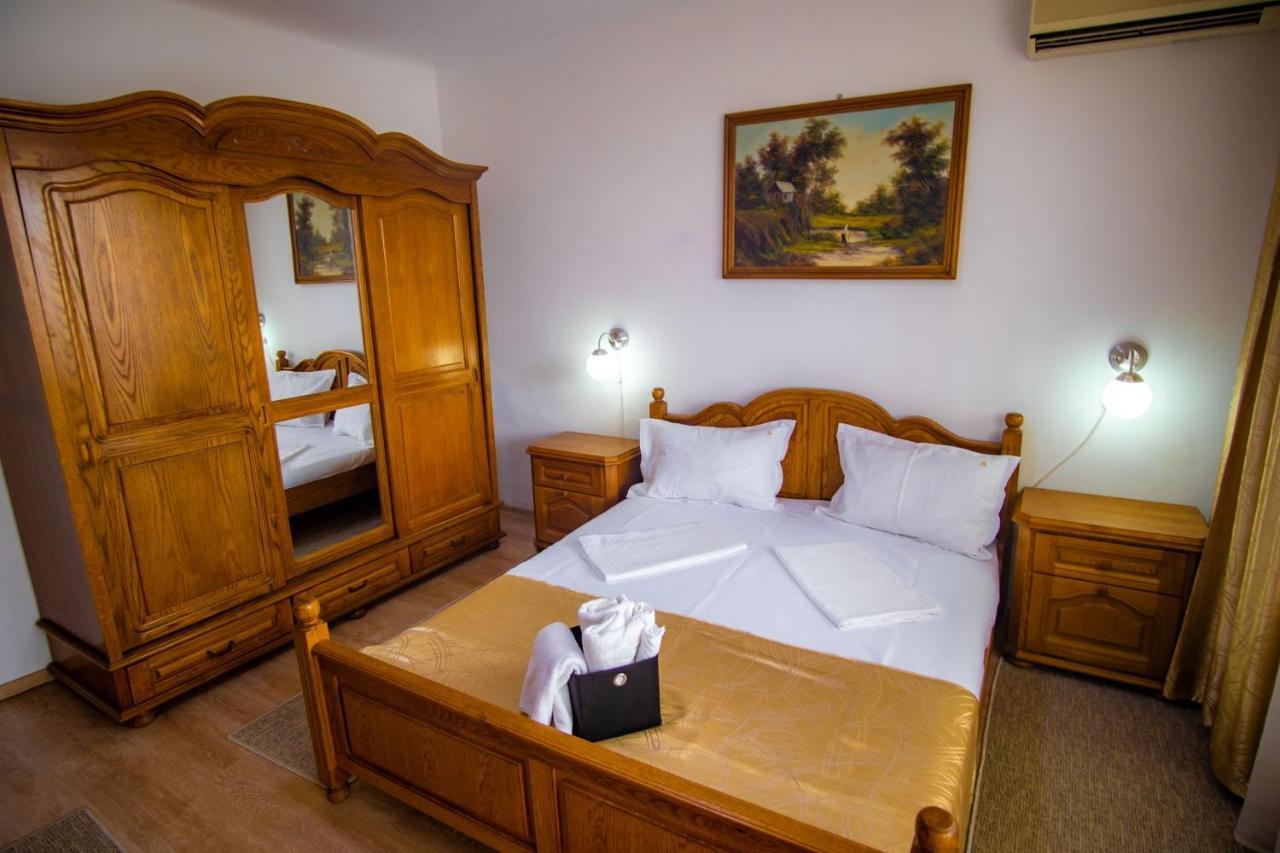 Hotel Turist Pucioasa Buitenkant foto