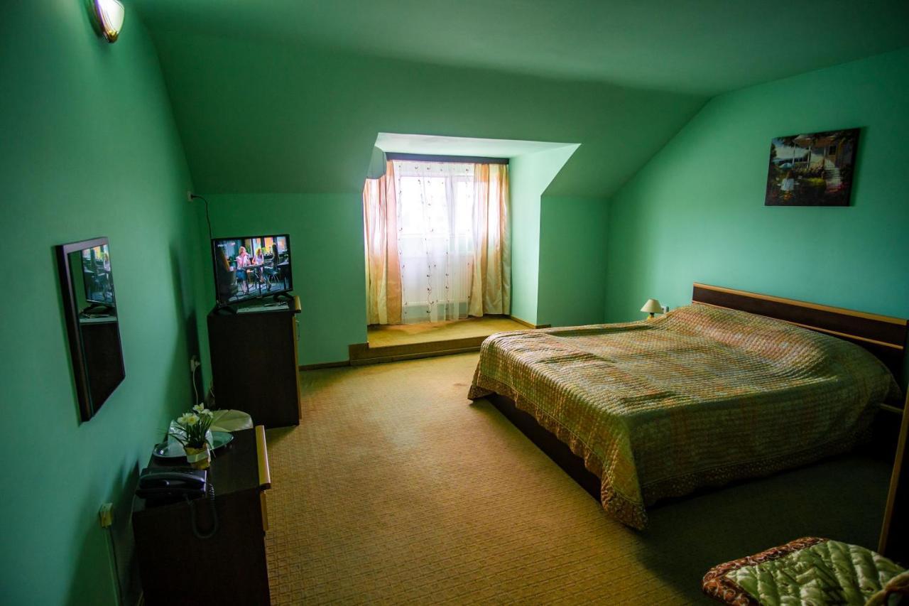 Hotel Turist Pucioasa Buitenkant foto