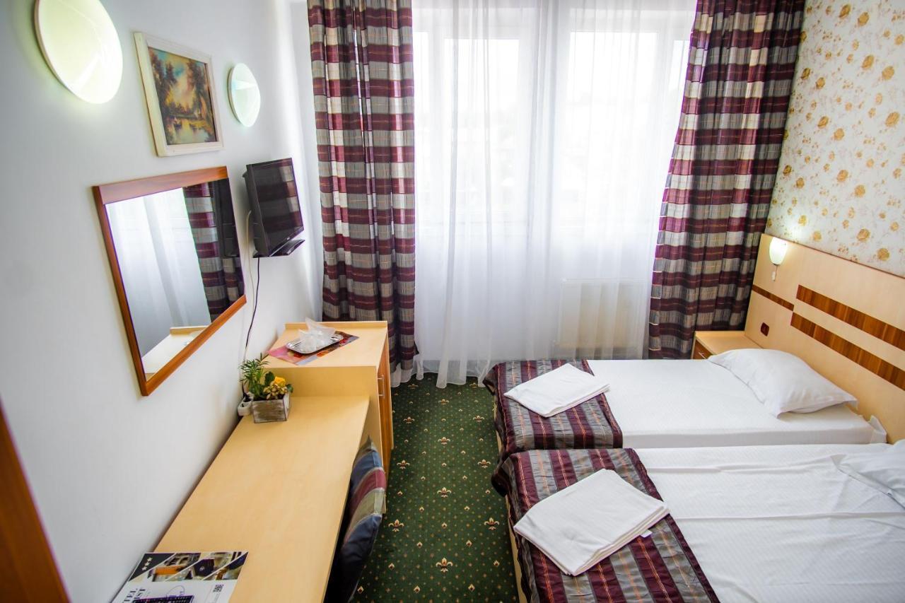 Hotel Turist Pucioasa Buitenkant foto