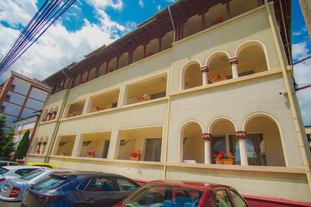 Hotel Turist Pucioasa Buitenkant foto