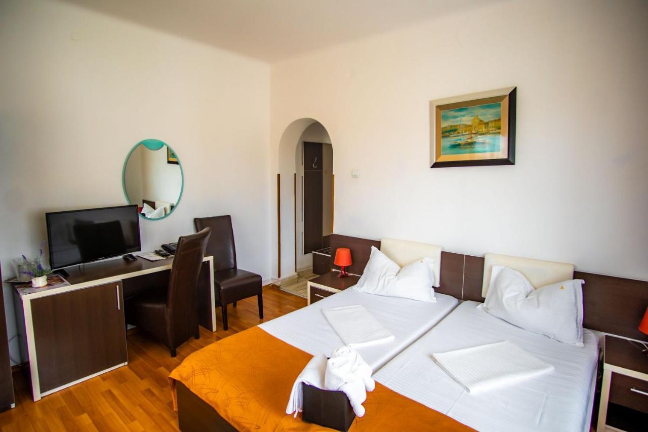Hotel Turist Pucioasa Buitenkant foto