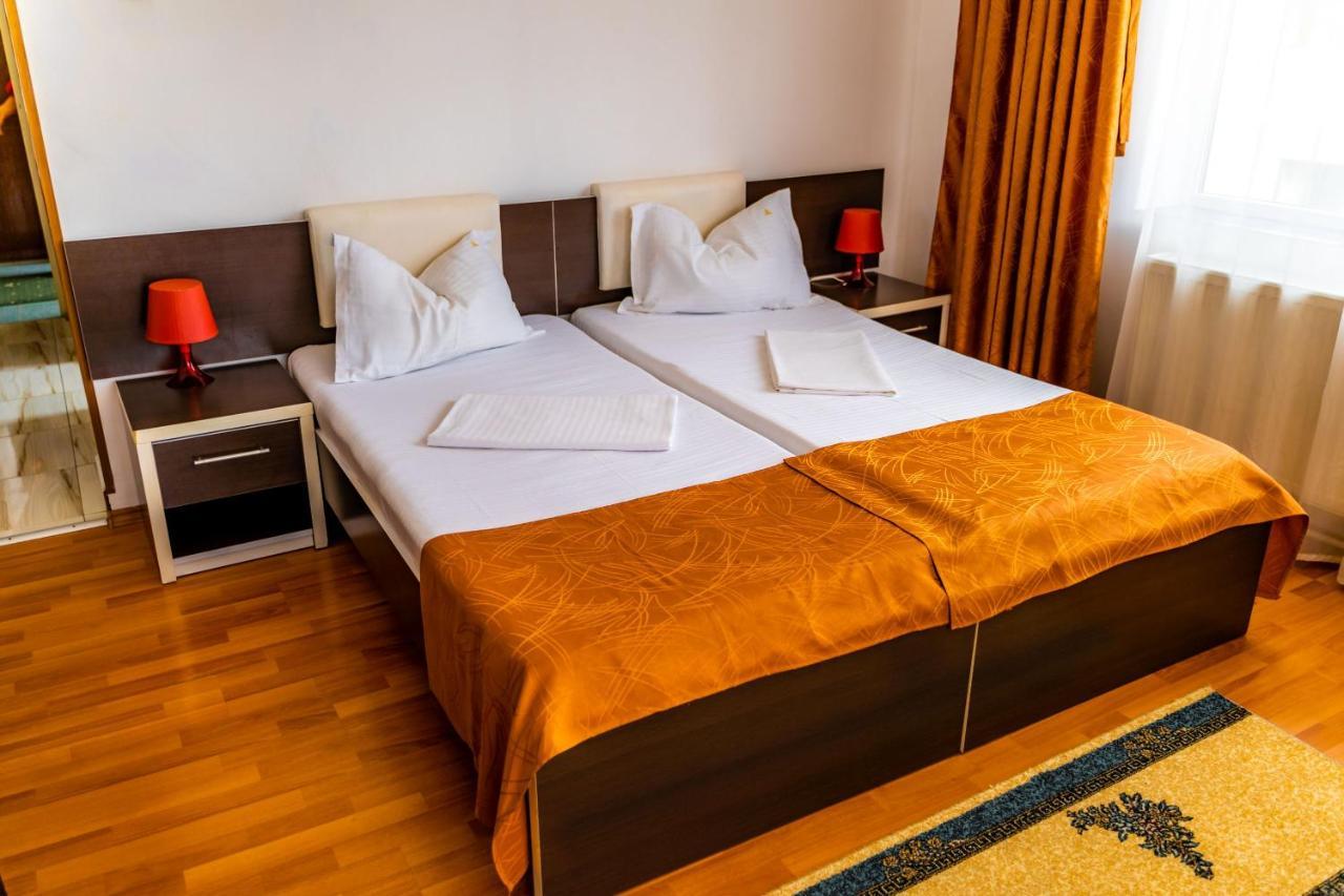 Hotel Turist Pucioasa Buitenkant foto