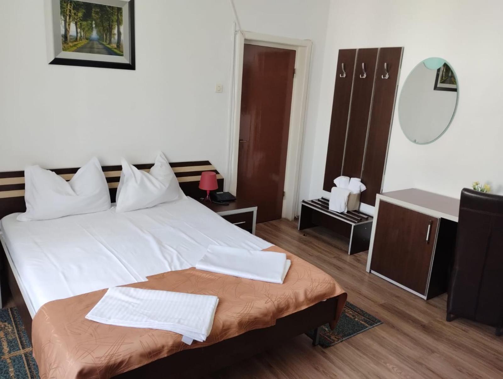 Hotel Turist Pucioasa Buitenkant foto