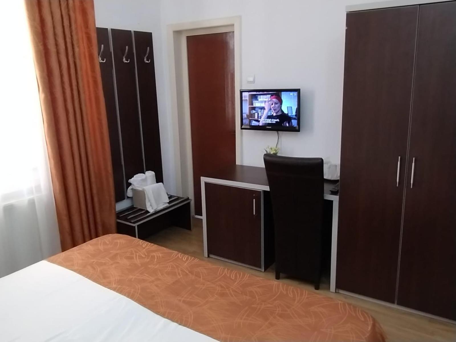 Hotel Turist Pucioasa Buitenkant foto